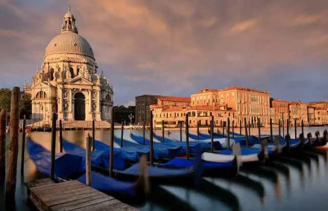 了解历史,品尝葡萄酒后返船,晚上享受西班牙主题的晚餐和娱乐之夜